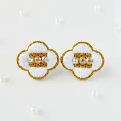 クリアビーズのお花 刺繍ピアス／イヤリング【イエロー】