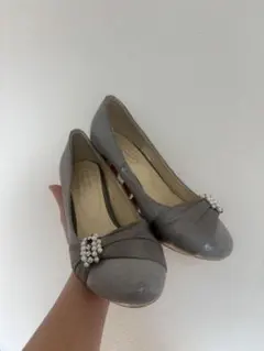 グレー パール風ビジュー付きパンプスのサムネイル