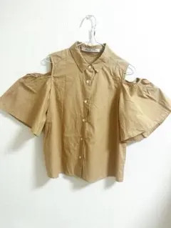 Ray BEAMS オープンショルダーシャツ キャメルのサムネイル