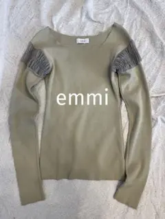エミ【emmi】フリルギャザーニット