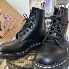 ＵＫ5未使用に近いドクターマーチン8ホールホワイトステッチブーツ