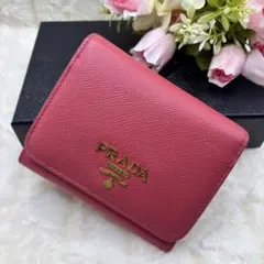 美品　プラダ✨　サフィアーノレザー　赤　レッド　金ロゴ　三つ折り財布