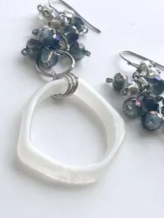 ホワイトフープ型ビーズピアス 揺れるピアス