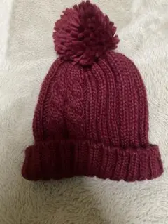 バーガンディ ポンポン付きニット帽