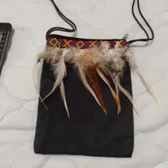 黒い布製の羽根付きショルダーバッグ