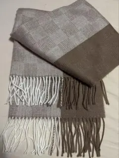 ベージュとブラウンのチェックストール