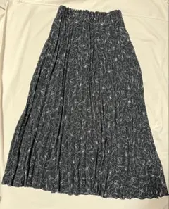 黒花柄プリーツスカート