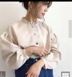新品⭐︎長袖ELENCARE DUEのベージュ綺麗目シャツのサムネイル