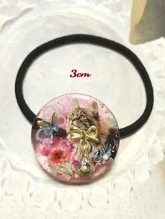 毬で遊ぶ黒猫ちゃん レジンヘアゴム - メルカリ