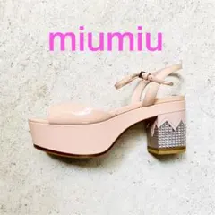 ミュウミュウ ピンクパテントレザービジューヒールサンダル