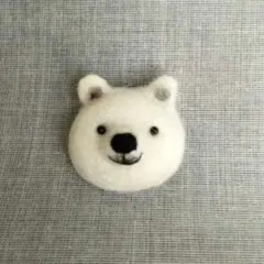 羊毛フェルト　しろくまブローチ　ハンドメイド