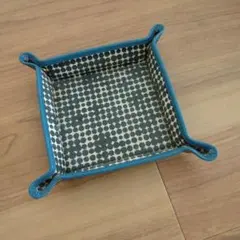 青い小物入れ 水玉模様
