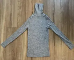 ユニクログレー リブタートルネック セーターとユニクロベージュカシミアストール