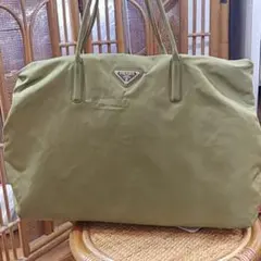 カーキ色色PRADAバッグ
