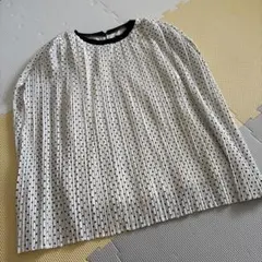 アンタイル　トップス　ドット柄プリーツノースリーブ