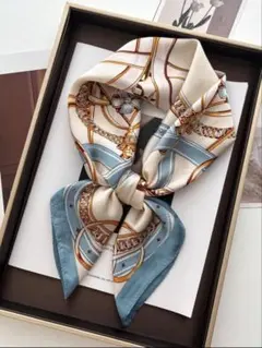 【新品】大判 スカーフ ブルー アイボリー バッグアクセサリーのサムネイル