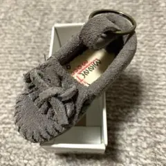 新品　ミネトンカ　モカシンキーホルダー　グレー