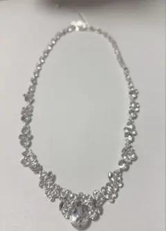 エレガントなクリスタルシルバーネックレス