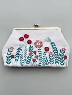 手刺繍がま口ポーチ うさぎのお庭 ウール刺繍 ハンドメイド