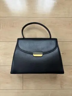 黒のハンドバッグ フラップ式