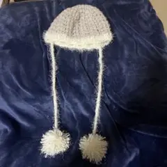 手編みポンポン付きニット帽