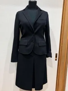 ブラックジャケットとスカートセットアップ