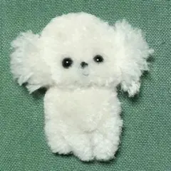❤️お散歩中ホワイトマルチーズブローチ☆毛糸刺繍パンチニードル~ハンドメイド