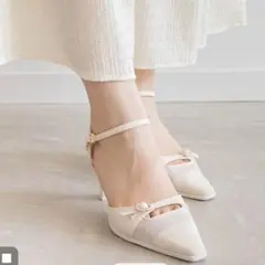 RANDA ビジューバックル カットデザインパンプス アイボリー LLのサムネイル