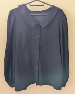 ブラック襟付き長袖シャツ