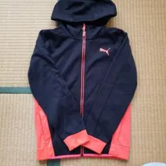 PUMA キッズパーカー 150 黒とオレンジ
