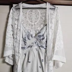 キャミワンピとチュールレースの羽織物