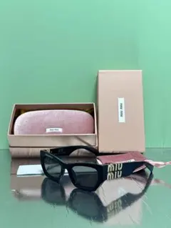 2026年最新】miumiu サングラスケースの人気アイテム - メルカリ