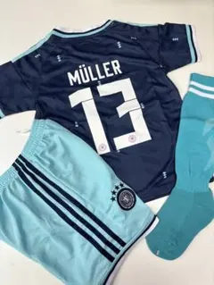 140cmドイツ新モデル　ミュラー　子供サッカーユニフォーム三点セット