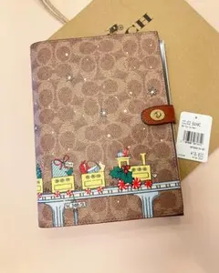 新品COACH ノートブック・シグネチャー キャンバス ホリデー トレイン