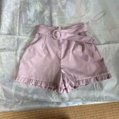 フリル付きピンクショートパンツ