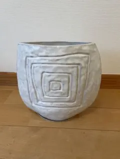 ホワイト 陶器 花器 彫刻模様