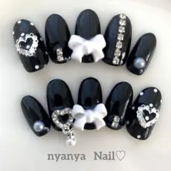 お色変更＆サイズ変更無料♪ ミディアムオーバモノクロリボンのキラキラハートネイル