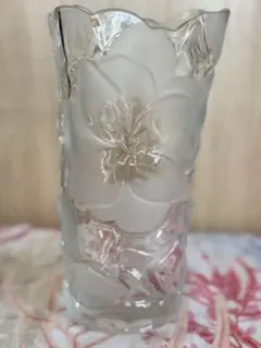 フロスト仕上げの大きな花柄ガラス花瓶