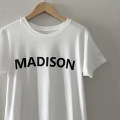 美品！upper hightsアッパーハイツ MADISONロゴプリントTシャツのサムネイル
