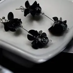 ハンドメイド ピアス　ブラック