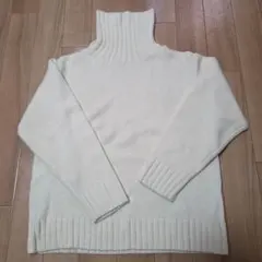 GU アイボリー タートルネックニット