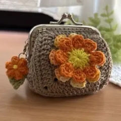 ハンドメイド　かぎ編みがま口ポーチ　小銭入れ　グラニースクエア　モチーフ編みのサムネイル