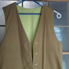 ブラウンとライムグリーンのドットベスト