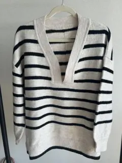 Lumier アイボリーとブラックのストライプVネックニット