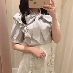 evelyn パールリボンフリルブラウス アイスグレー