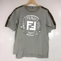 FENDI フェンディ Tシャツ ズッカ柄 袖ロゴ テープ グレー ROMA