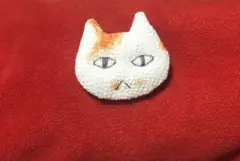 ムッツリ猫ふんわりブローチ　白にブチ