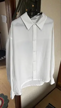 3.000 ¥ ZARAの白シャツ（Lサイズ）です。