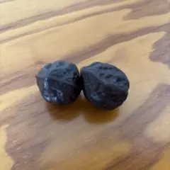 黒い胡桃型置物（金属製）2個
