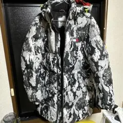 TOMMY JEANS 迷彩柄ダウンジャケット